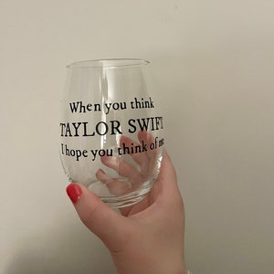 Quando você pensa em Taylor Swift, espero que pense em mim Copo de vinho inspirado