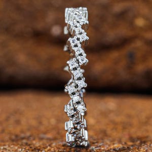 Anel em ziguezague em ouro maciço 14k, anel geométrico minimalista, anel para empilhar com moissanita, anel delicado com ondas para cima e para baixo, aliança de casamento de eternidade completa.