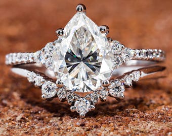 Conjunto nupcial de moissanita en forma de pera de 2 quilates, oro blanco macizo, anillo de hombro tipo corona, anillo anidado para compromiso y boda.