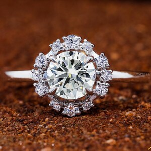 Pierścionek z diamentem Moissanite o szlifie okrągłym 0,75 CT z aureolą w kształcie klastra. Stylowy pierścionek zaręczynowy. Obrączka ślubna z aureolą w kształcie kwiatu. Prezent ślubny. Pierścionek obietnicy dla kobiet.