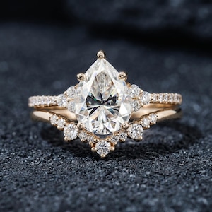 Conjunto nupcial de moissanita en forma de pera de 2 quilates, oro blanco macizo, anillo de hombro tipo corona, anillo anidado para compromiso y boda.