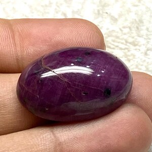 Naturlig blodröd rubin, oval cabochon, 66,75 karat