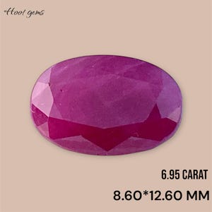 Può includere: Una gemma di rubino ovale e vibrante con una tonalità rosso intenso. Misura 8,60 x 12,60 mm e pesa 6,95 carati.