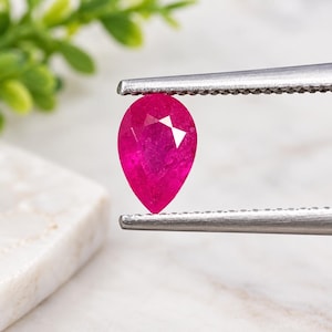Naturlig rubin päronformad 0,80 karat rosa röd lös ädelsten 6 x 4 mm uppvärmd rubin för ringhänge smyckestillverkning födelsesten gåva