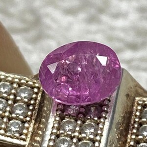Rosa röd rubin ädelsten: 1,25 ct oval mozambiquerubin