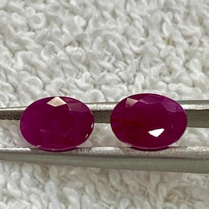 Könnte beinhalten: Ein Set aus drei Keramikbechern mit gesprenkelter, matter Oberfläche. Die Becher sind in Creme-, Hellgrau- und Dunkelgrautönen gehalten. Jeder Becher hat ein schlichtes, minimalistisches Design.