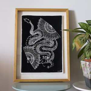 Estampe Japonaise Tatouage Dragon / Éventail - Affiche Linocut A3 - Linogravure Monochrome Noir