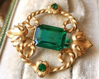 Bella GRANDE antico francese verde smeraldo pietra di vetro spilla in metallo tono oro, spilla decorata vittoriana, spilla Art Nouveau, regalo per lei