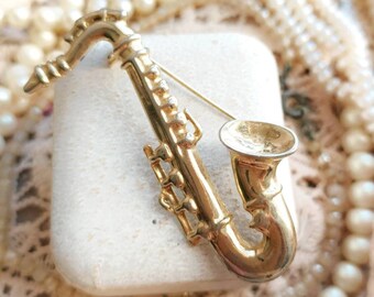 Vacker fransk vintage brosch i guldfärgad metall från 1980-talet, saxofonbrosch, jazzinstrumentnål, present till musiker, present till honom eller henne
