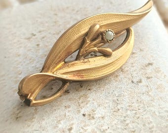 Precioso broche francés antiguo de principios del siglo XX, estilo Art Nouveau, con perlas cultivadas y forma de hoja, chapado en oro de 18 quilates, acabado satinado en oro antiguo. Regalo ideal para ella o para él.