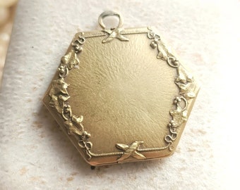 Beautiful 18k Gold French Antique Hexagonal Locket, Symbolic Ivy Leaf & Wreath Solid Gold Edwardian Locket, Vintage Wedding, Gift for Her