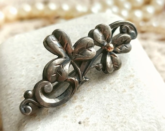 Schöne Französische Antike c1900s Silber & Rose Gold Jugendstil Kleeblatt Brosche, Schwarz Glücksbringer Vintage Anstecknadel, Geschenk für Sie oder Ihn