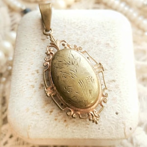 Beautiful French Antique XIX-Century Rose Gold Plated Ornate Victorian Locket, Glass Window Reliquary Pendant, Antique Wedding, Gift for Her