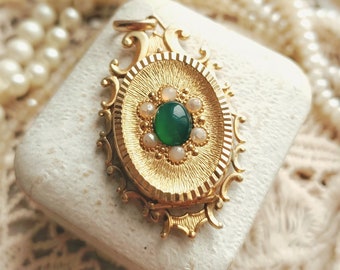 Mooie Franse vintage goud gevulde faux parels & groene cabochon medaillon, sierlijke frame Victoriaanse stijl medaillon, vintage bruiloft, cadeau voor haar