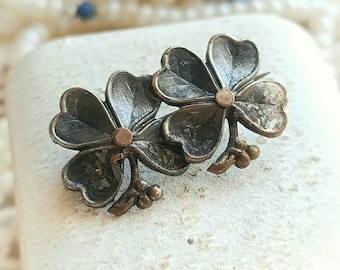 Schöne Französische Antik XIX-Century vierblättrige Kleeblatt Brosche aus Rosé vergoldetem Metall, schwarzer Glücksbringer viktorianischer Pin, Geschenk für Sie oder Ihn