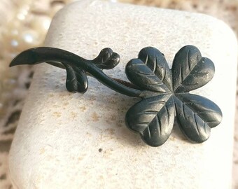 Schöne Französische Antike c1900s Schwarz Emaille Victorian Vierblättriges Kleeblatt Brosche, Schwarzer Klee Glücksbringer Vintage Pin, Geschenk für Sie oder Ihn