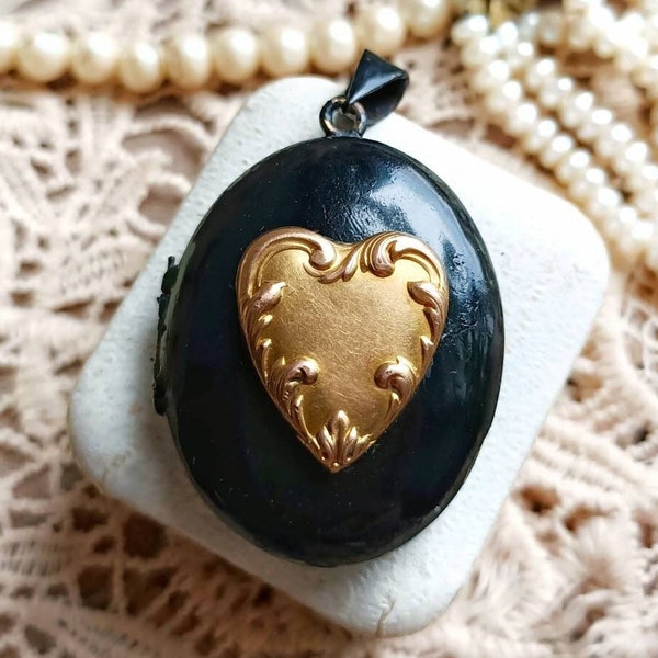 Beau grand médaillon victorien de deuil noir antique pour fenêtre en verre du XIXe siècle, pendentif coeur Art nouveau rempli d'or, cadeau pour elle