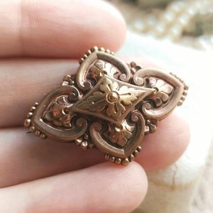 Lindo broche vitoriano floral ornamentado com banho de ouro rosa francês antigo do século XIX, casamento vintage, presente para ela ou para ele