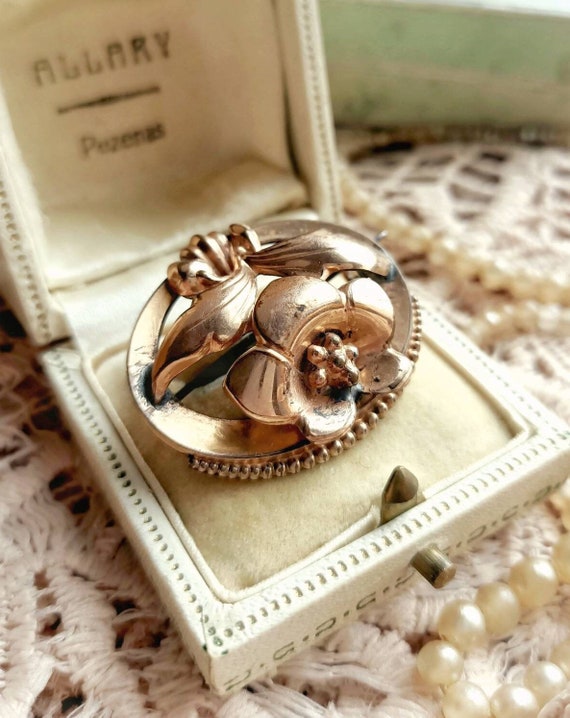 Broche Ancienne – Ovale, Bouquet De Fleurs Roses Peintes, Signée, Bon état
