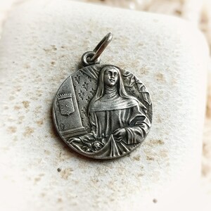 Schöne antike französische c1920s Saint Roseline versilberte religiöse Medaille, Art-Deco-Antike-Saint-Medaille, Geschenk für Sailor, Geschenk für Sie oder Ihn