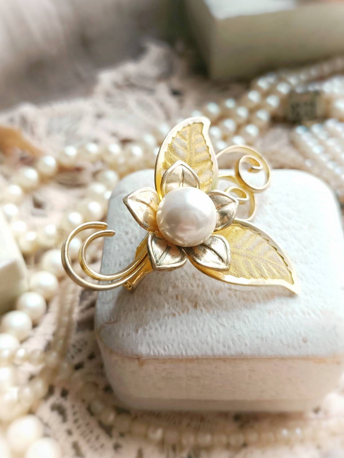Broche Vintage Imposante Fleur Dorée Filigranée Avec Perle Imitation - Dimensions 10.5x5 Cm