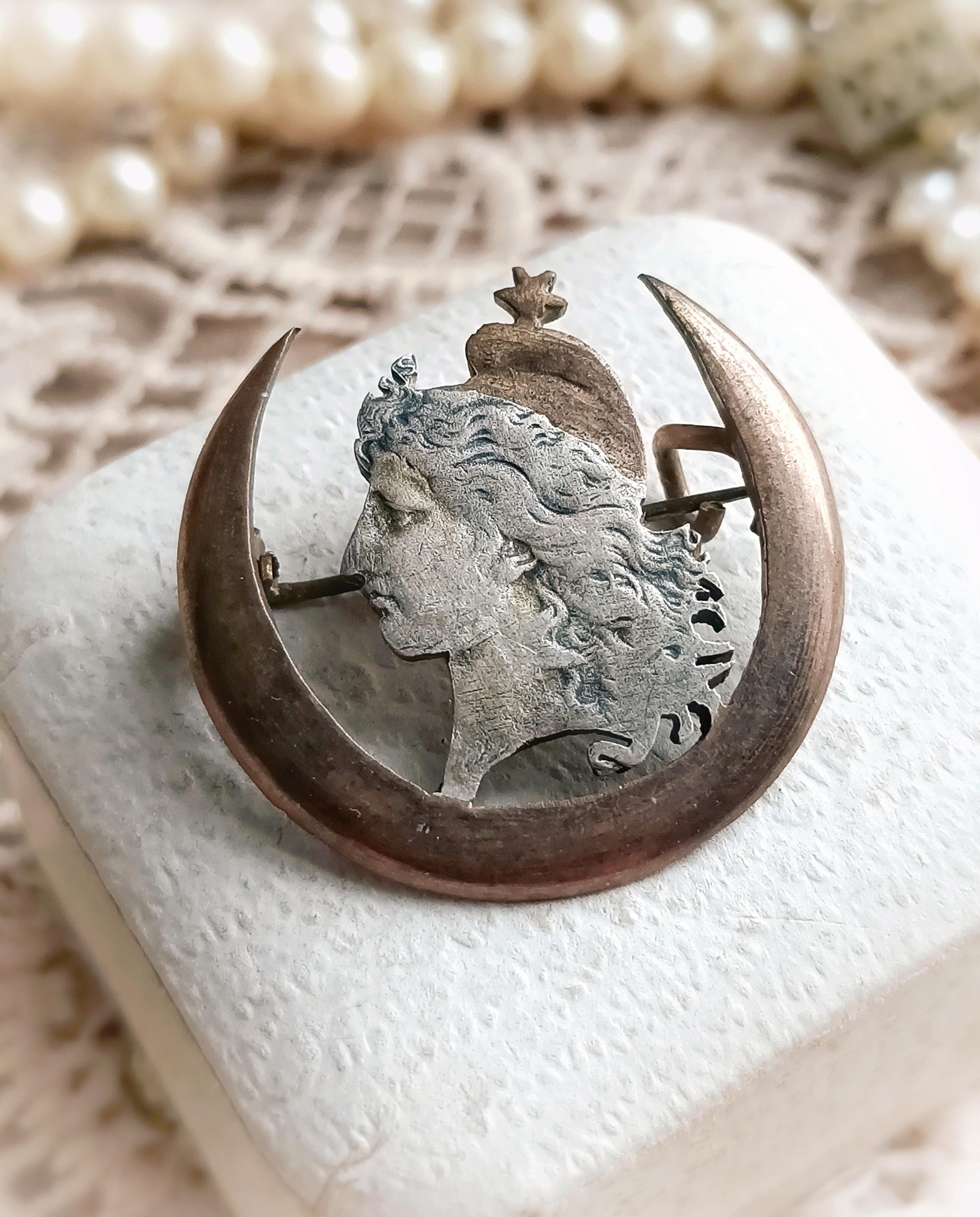 Broche Ancienne Marianne République Française - Métal Et Bakelite Noire - Diamètre 40 Cm