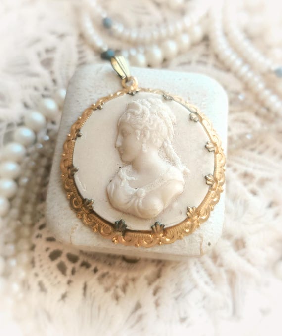 Grand Pendentif Camée Vintage XIXe Siècle - Monture Métal Doré - Occasion Très Bon État