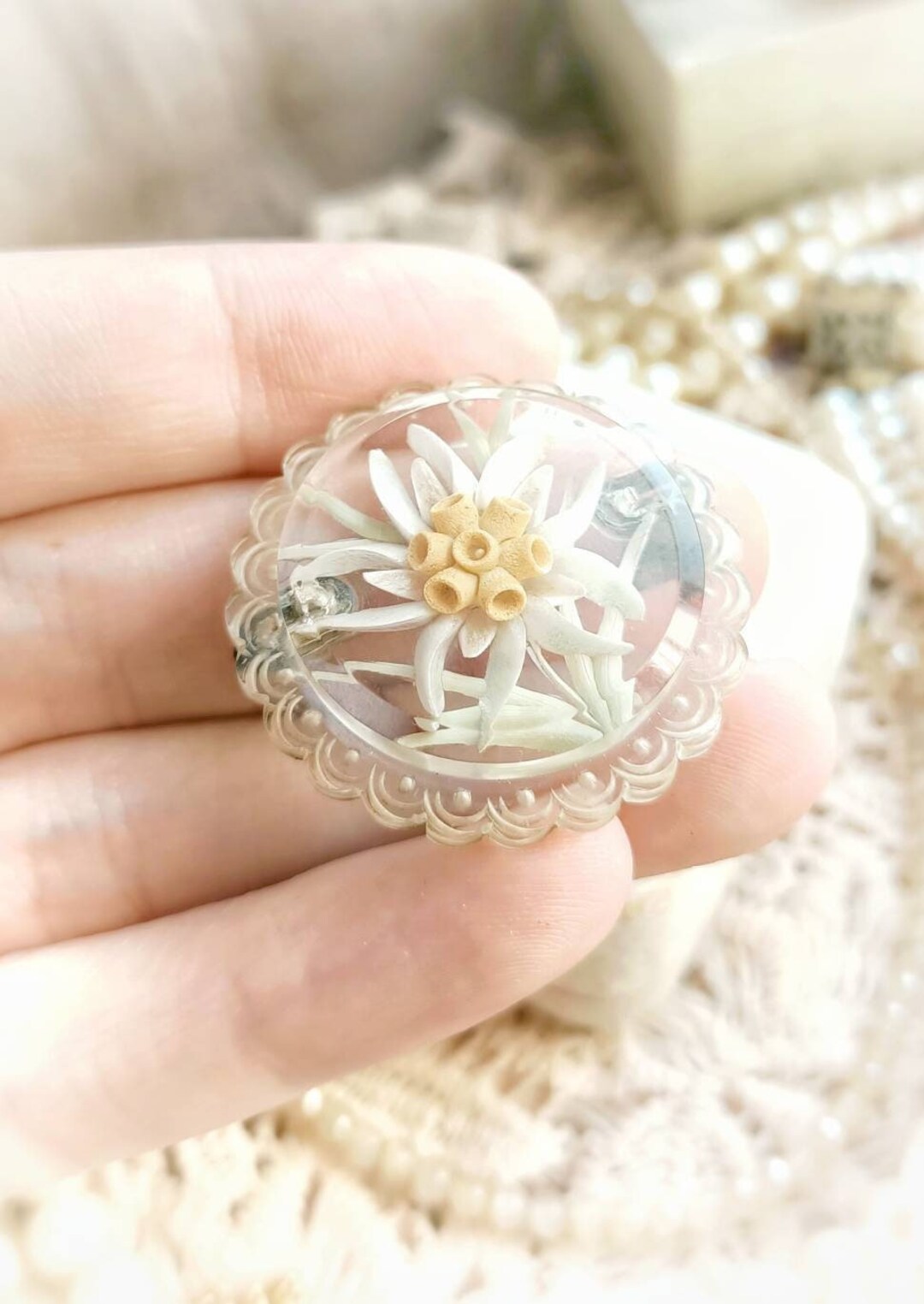 Broche Ancienne En Lucite Sculptée – Motif Fleurs Art Déco, Vintage