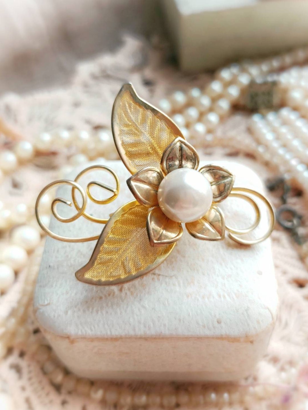 Broche fleur dorée