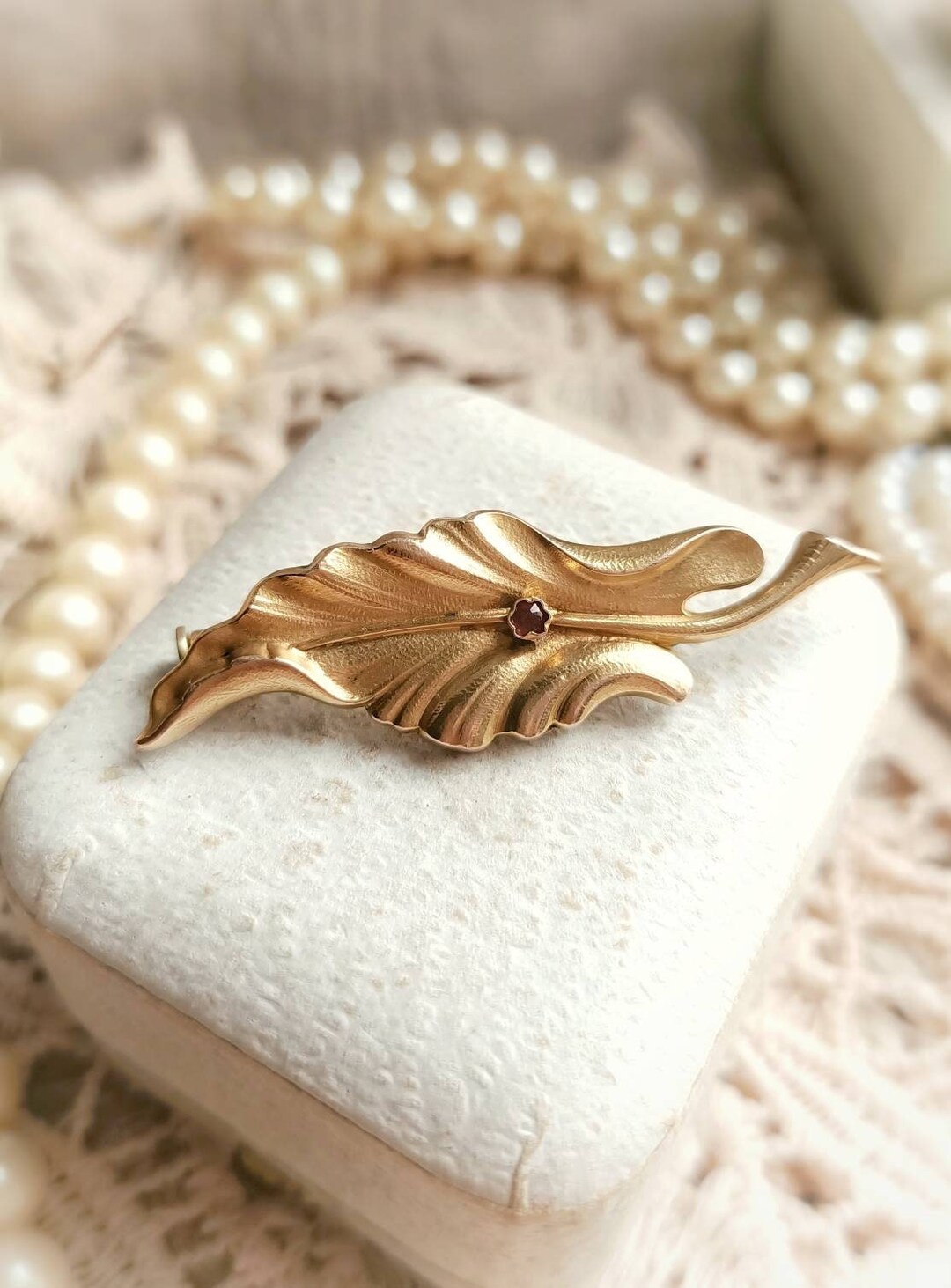 Broche dorée Lauréa, feuille perles élégante