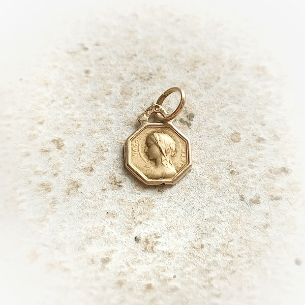Hermosa medalla antigua francesa de la Virgen María en oro de 18 quilates, colgante religioso antiguo octogonal de oro, regalo de bautismo, regalo católico para ella.