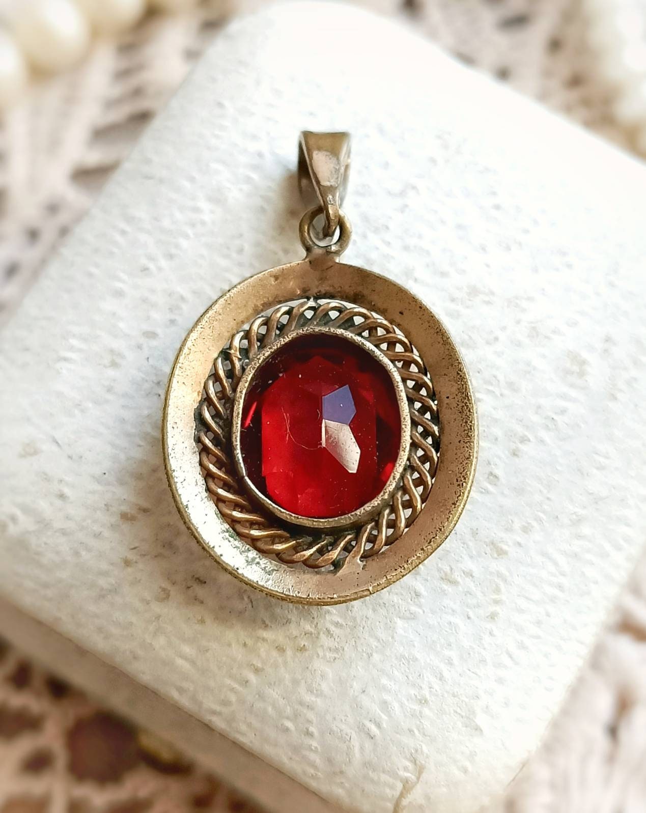 Grand Pendentif Breloque En Verre Grenat Taillé - Monture Dorée - Bijou Occasion