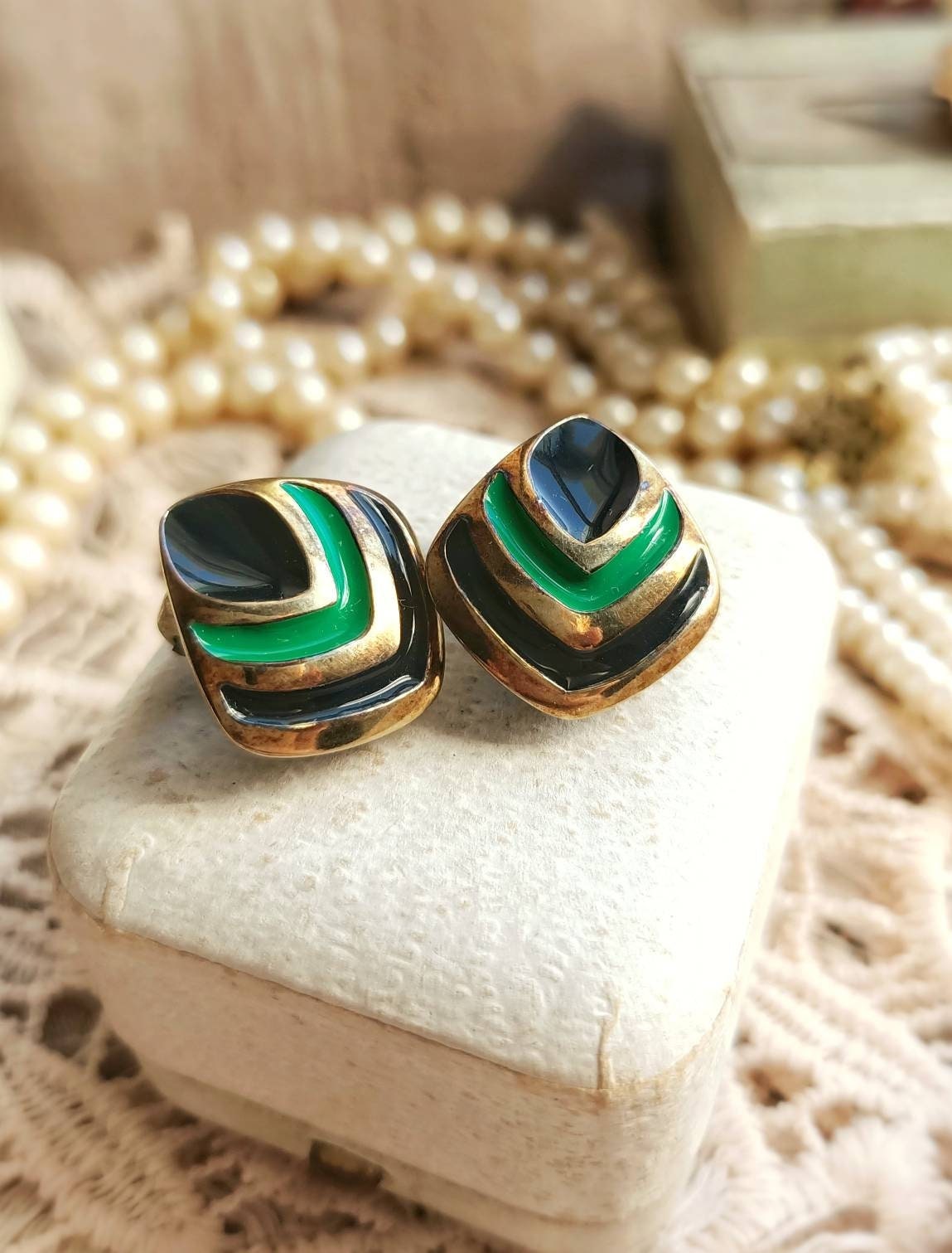 Orecchini a clip vintage, palline di plastica verde menta e strass trasparenti, orecchini a clip degli anni '60, orecchini boho vintage, forma esagonale - Raffaella Pritelli Shop