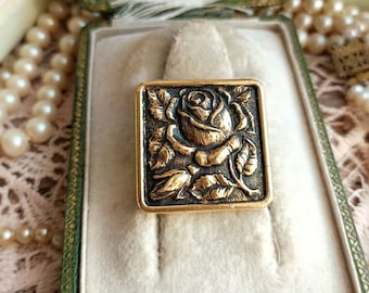 Broches vintage en métal doré représentant des fleurs - France