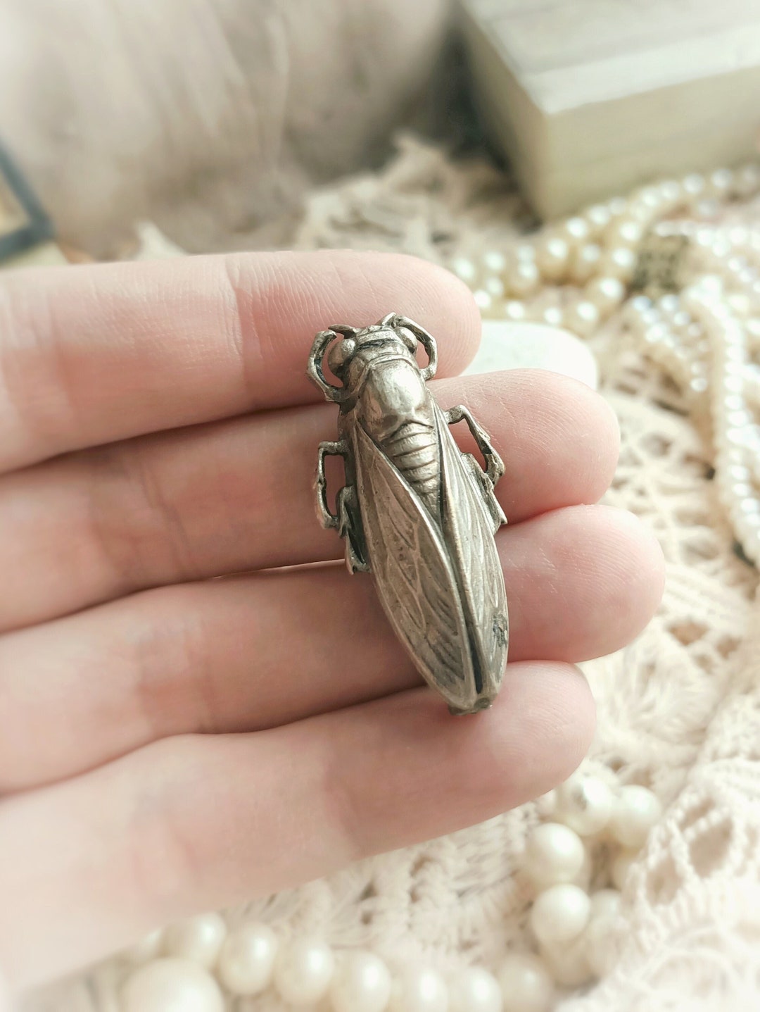 Broche Ancienne Cigale Argentée – Style Art Nouveau – Occasion En Bon état