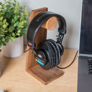 Soporte para auriculares de nogal para organizar el escritorio de la oficina en casa de los audiófilos / Soporte de madera para auriculares como regalo exclusivo para padrinos de boda