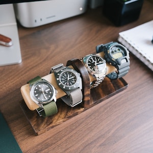 Walnut Four-horlogestandaard en sieradenhouder voor nachtkastje Made in USA | Opbergvak polshorloge | Vaderdagcadeau horlogedisplay | Tijdstand L