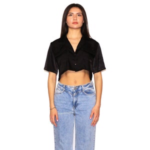Schwarzes Satin-Kurzarm-Crop-Shirt mit Knopfkragen, festes Büro-Crop-Top, kurze Seidenbluse, Satin-Crop-Top