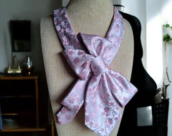 Handgemaakte bloemenstropdasketting – statement sieraden