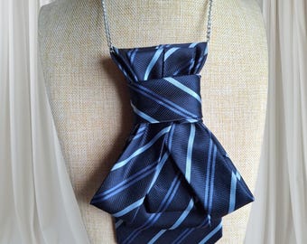 Upcycled Krawatten-Halskette - Mode-Accessoire für Damen, zweckentfremdete Krawatten-Stil