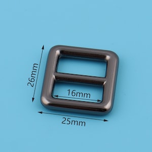 Pu&ograve; includere: Un anello a D in metallo nero con una dimensione esterna di 26 mm x 25 mm e una dimensione interna di 16 mm.