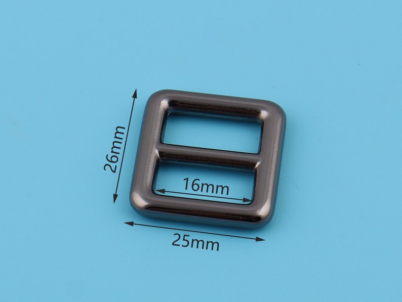 Pu&ograve; includere: Un anello a D in metallo nero con una dimensione esterna di 26 mm x 25 mm e una dimensione interna di 16 mm.