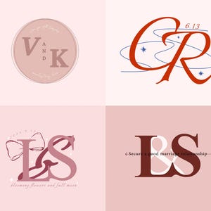 Puede incluir: Cuatro diseños temáticos de boda sobre un fondo rosa. Los diseños incluyen iniciales y fechas, con elementos decorativos como estrellas y detalles florales. El texto incluye frases como "amor eterno" y "flores florecientes".