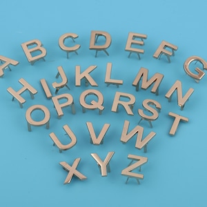 Metal 26 letras inglesas etiqueta de bolso con pies etiqueta de bolsa etiquetas de letras etiquetas personalizadas insignia de cuero bolsos hardware1-2-3-4-5-10pcs