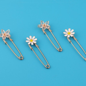 81mm Flower Shape Brooch Pins Metal Daisy Pins Safety Pins Scarf Pins Shawl Pins Artistic Crafts Fashion Accessory Gift for Her