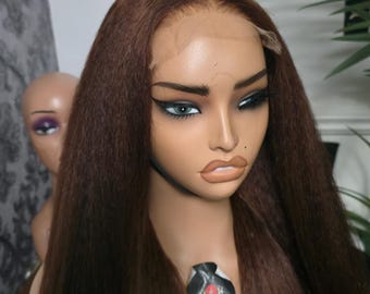 Peluca personalizada sin pegamento de cabello humano virgen peruano sin procesar, con encaje HD 5x5, raya al medio y textura rizada, 76 cm (30 pulgadas). Color marrón cobrizo.