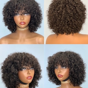 Puede incluir: Una peluca corta y rizada de color marrón con flequillo. La peluca está peinada en forma de bob y tiene un aspecto natural y voluminoso.