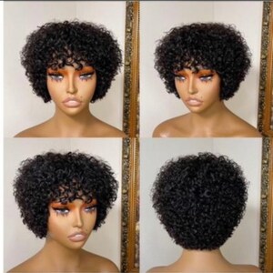 Puede incluir: Una peluca corta, rizada, negra con flequillo. La peluca está peinada con un corte pixie y se lleva en una cabeza de maniquí.