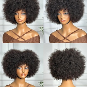 Könnte beinhalten: Vierfach-Bild einer dunkelbraunen Afro-Perücke auf einem Schaufensterkopf. Die Perücke hat einen vollen, voluminösen Stil mit einer abgerundeten Form. Die Schaufensterpuppe hat einen neutralen Ausdruck und trägt ein braunes Oberteil. Der Hintergrund ist hell und neutral.