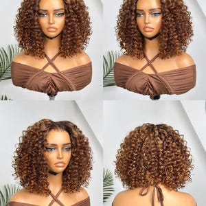 Peut inclure: Une perruque bouclée brune courte avec des mèches blondes. La perruque est sur une tête de mannequin portant un haut marron.